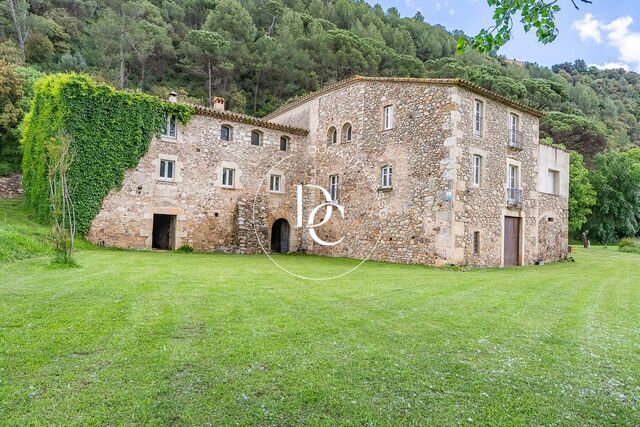 SPECTACULAR HISTORIC MASIA NEAR GIRONA RESTORED WITH AUTHORIZED TOURIST USE