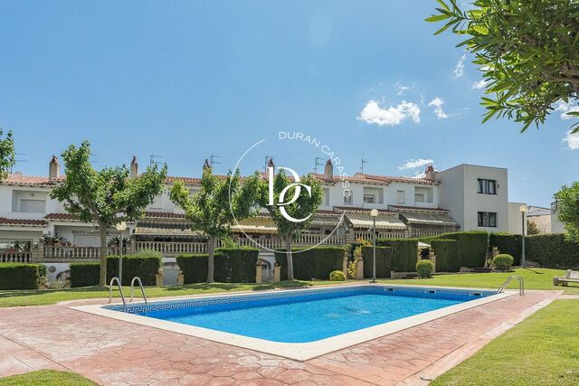Casa cantonera amb piscina comunitària en venda a Sant Pere de Ribes
