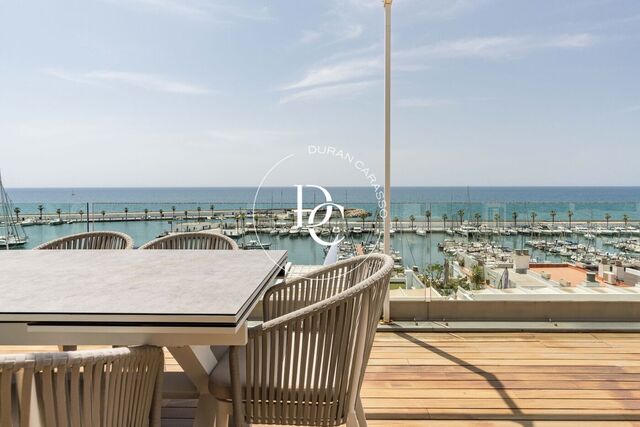 Elegante ático en venta con vistas al mar en Aiguadolç, Sitges