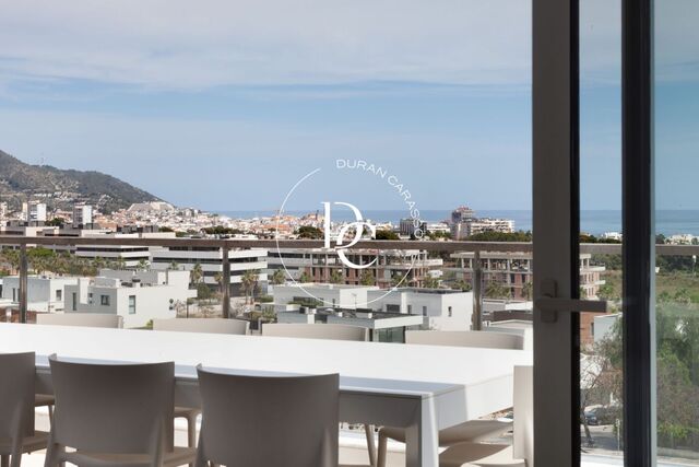 Luminoso ático en planta única con vistas al mar en Can Pei