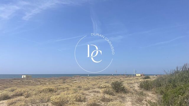 Solar esquinero en venta junto al mar en Gava Mar