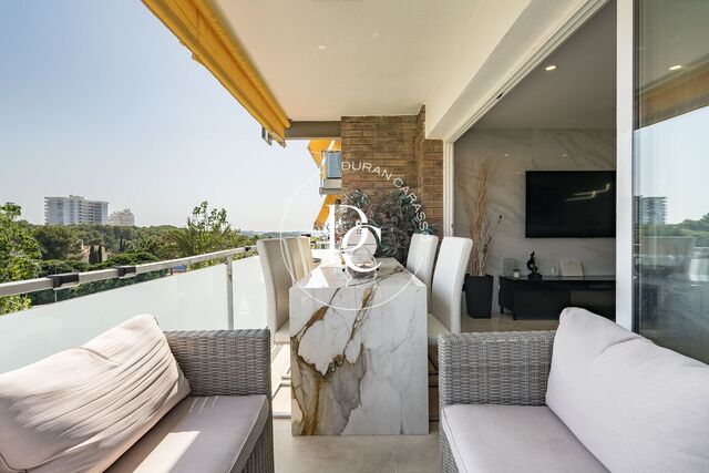 BEL APPARTEMENT MODERNE ET LUMINEUX AVEC TERRASSE À VALLPINEDA