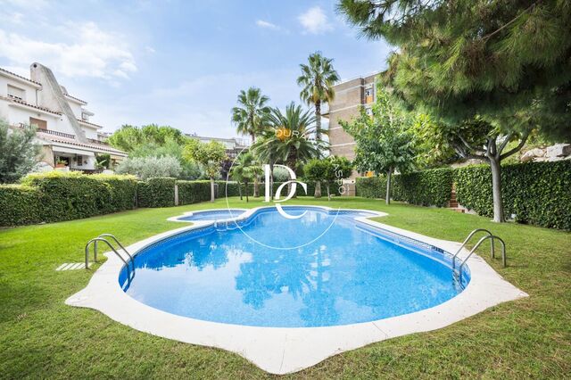 Amplia casa adosada con jardín y piscina comunitaria en Sitges