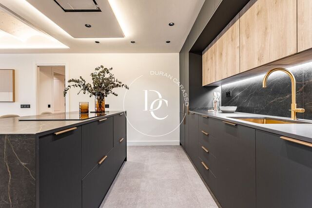 Piso de lujo reformado con terraza y vistas a la Avenida Diagonal 