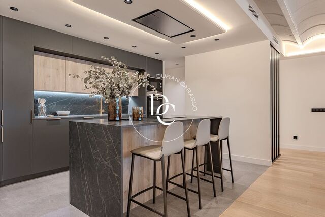 Piso de lujo reformado con terraza y vistas a la Avenida Diagonal 