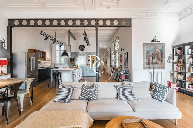  Pis modernista situat al centre de Barcelona