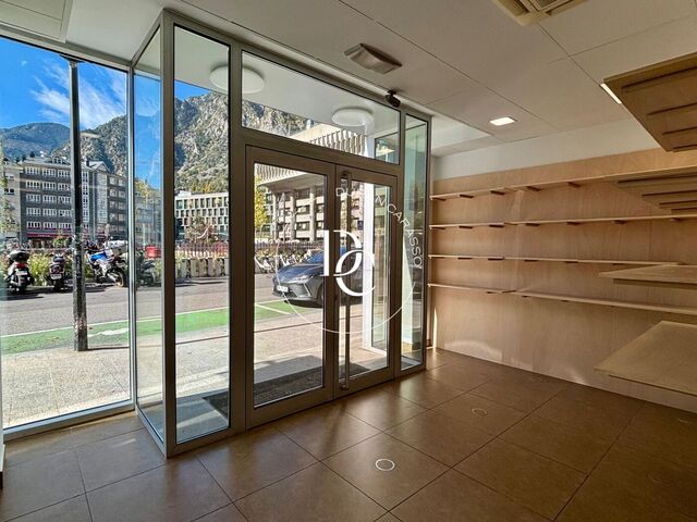Oficina lluminosa de lloguer al centre d’Andorra