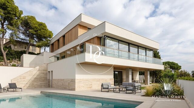 Casa con vistas al mar, privacidad y gran potencial en Castelldefels
