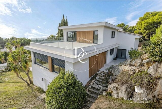 Casa con vistas al mar, privacidad y gran potencial en Castelldefels