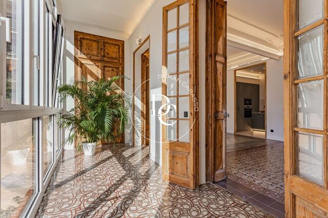 Renovated apartment in a classic building for sale on Balmes