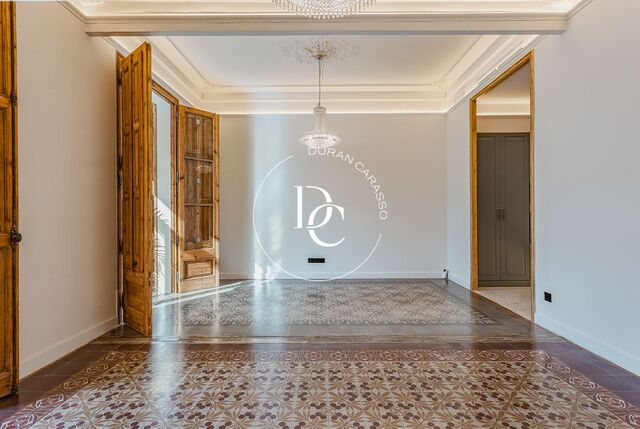 Renovated apartment in a classic building for sale on Balmes