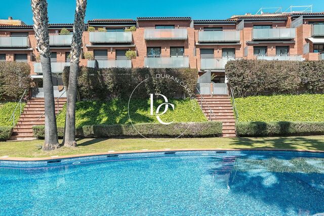 Casa adosada con piscina independiente en venta en Sitges