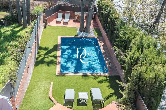 Casa adosada con piscina independiente en venta en Sitges