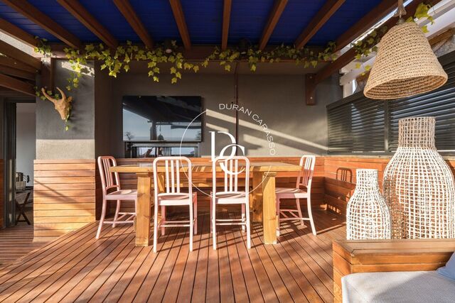 Ático de lujo de 181 m2 con terraza en venta en La Plana, Sitges