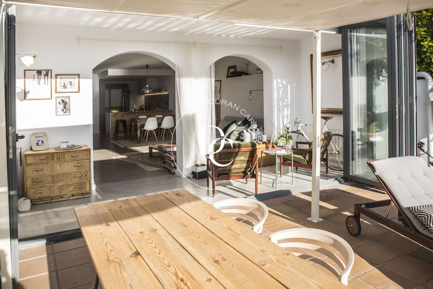 Exclusiva casa adossada de disseny modern a la zona baixa de la Levantina, llesta per llogar!