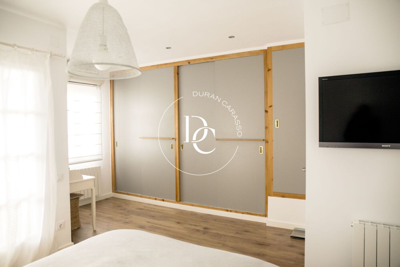 Exclusiva casa adossada de disseny modern a la zona baixa de la Levantina, llesta per llogar!