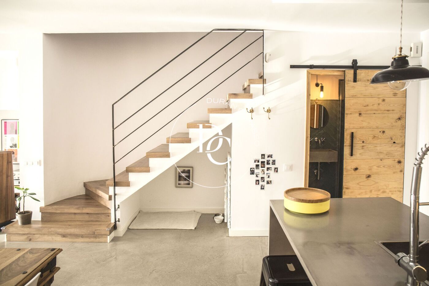 Exclusiva casa adossada de disseny modern a la zona baixa de la Levantina, llesta per llogar!