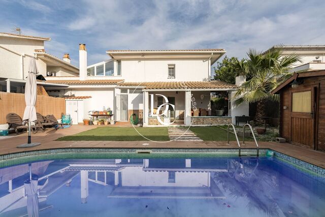 Casa unifamiliar amb piscina privada a Mas d’en Serra
