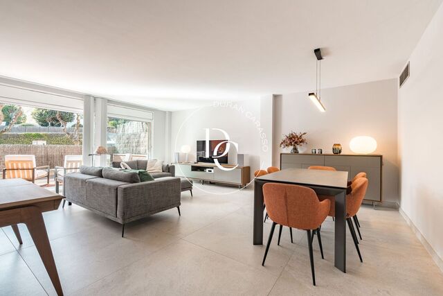 Planta baixa amb àmplies terrasses i accés directe a piscina