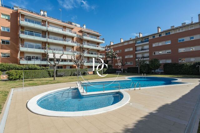 Ground floor apartment with spacious terraces and direct access to the pool 