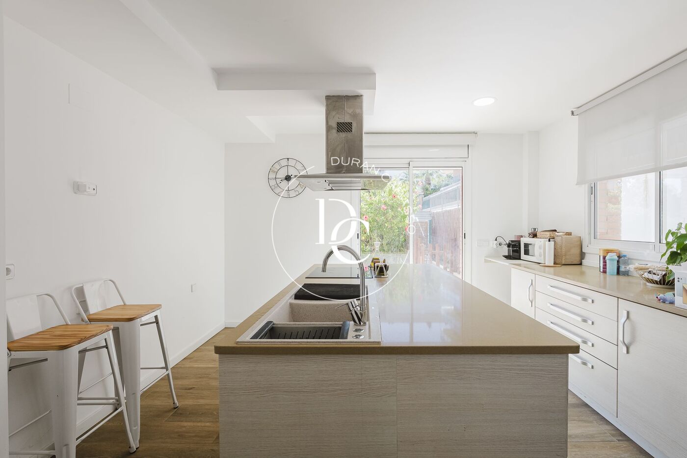142 sqm flat with pool and terrace for rent in Sitges