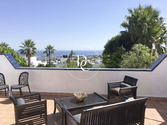 Casa familiar con vistas al mar en venta en Vallpineda.