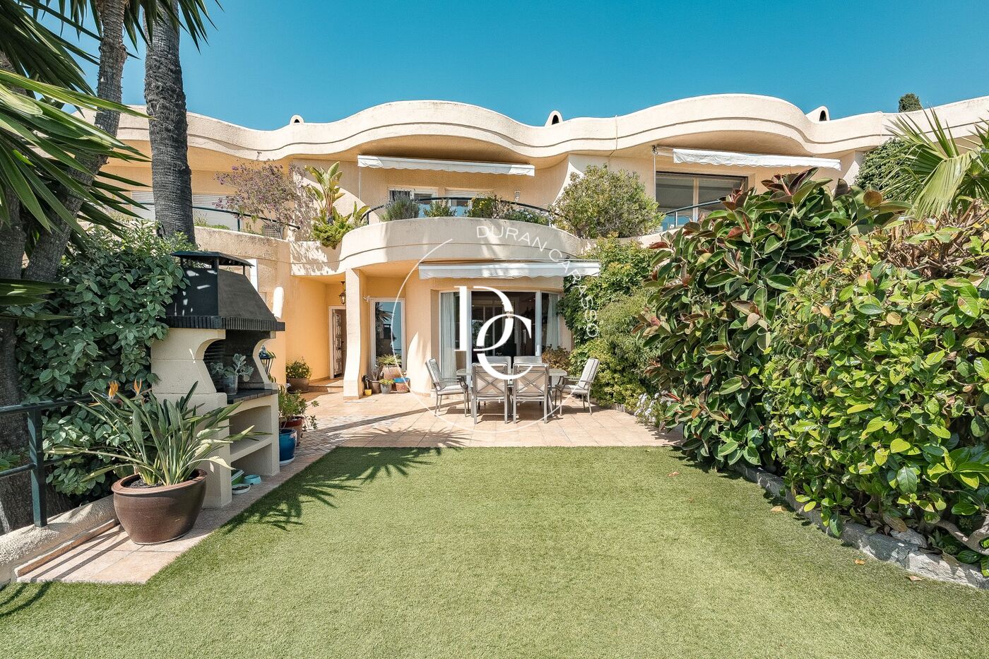 Casa adosada en venta con vistas panorámicas al mar en Sitges