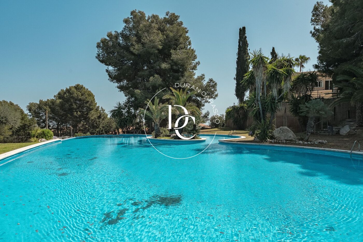 Casa adosada en venta con vistas panorámicas al mar en Sitges