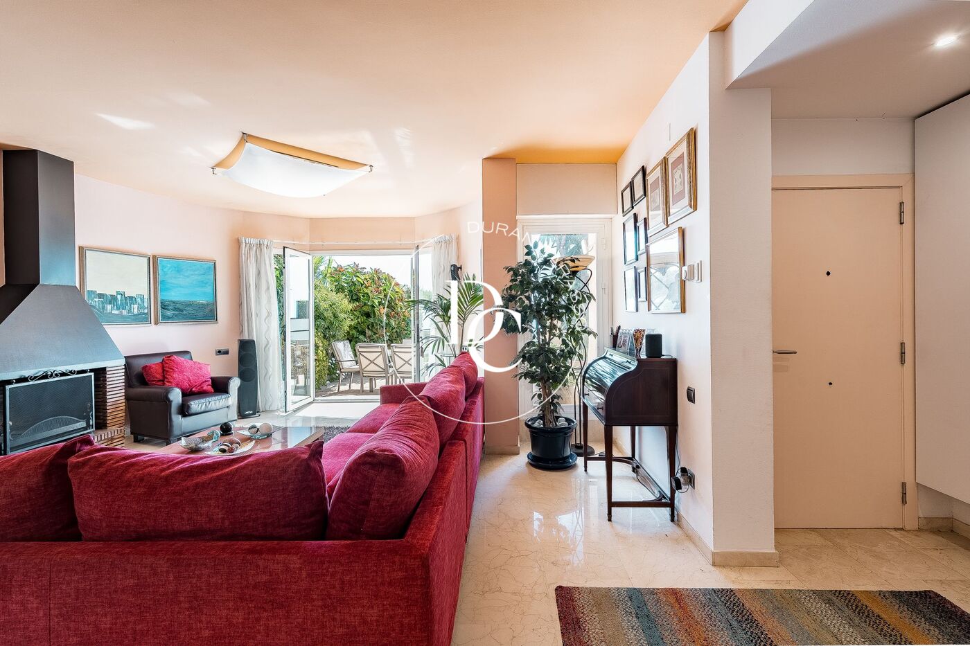 Casa adosada en venta con vistas panorámicas al mar en Sitges