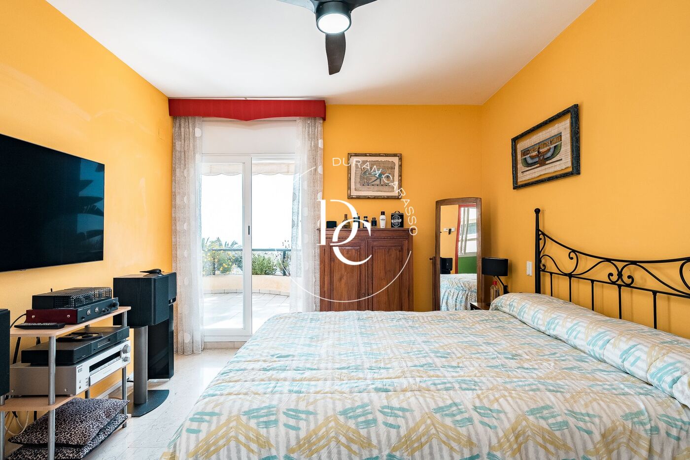 Casa adosada en venta con vistas panorámicas al mar en Sitges