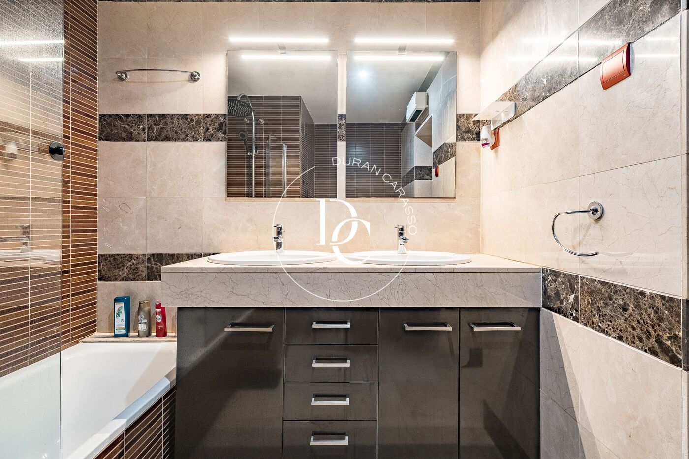 Casa adosada en venta con vistas panorámicas al mar en Sitges