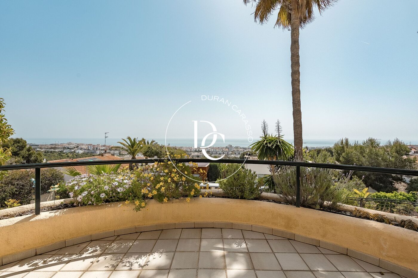 Casa adosada en venta con vistas panorámicas al mar en Sitges