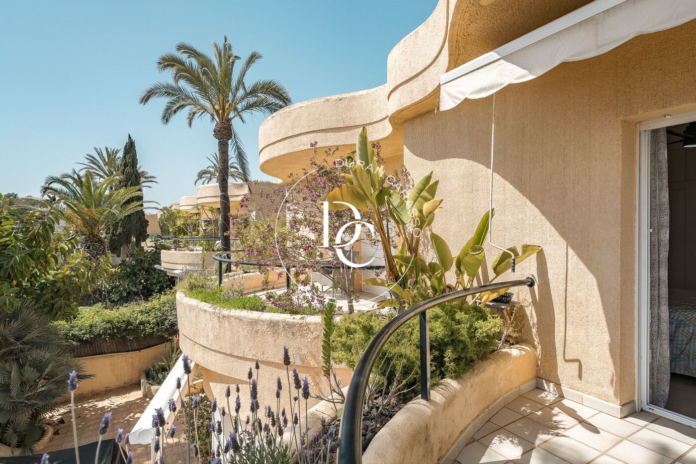 Casa adosada en venta con vistas panorámicas al mar en Sitges