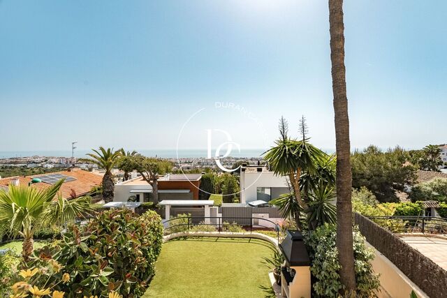 Casa adosada en venta con vistas panorámicas al mar en Sitges 