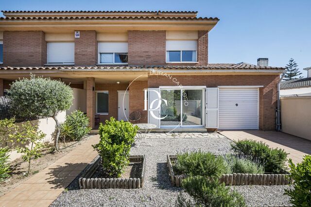 MAISON MITOYENNE À VENDRE AVEC PISCINE COMMUNE À ROCAMAR