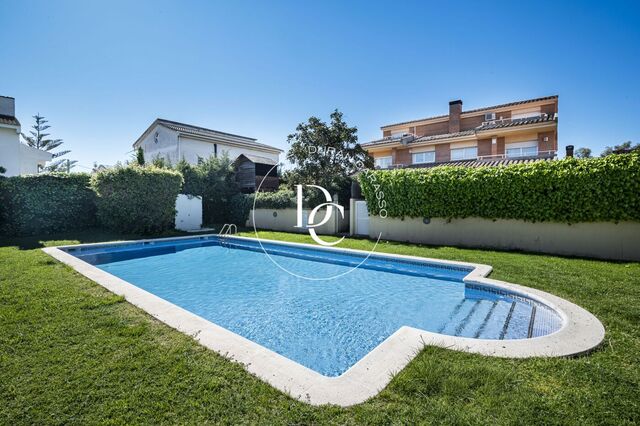  BEAUTIFUL TOWNHOUSE WITH GARDEN, GARAGE AND POOL IN ROCAMAR, SANT PERE DE RIBES