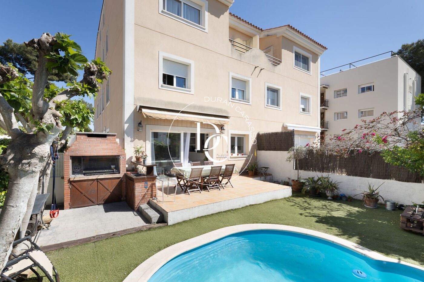 Casa con piscina privada en venta en Vallpineda.
