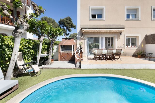 Casa con piscina privada en venta en Vallpineda.