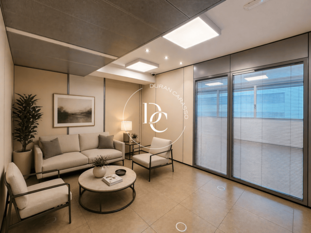 Oficina luminosa y versátil con vistas abiertas