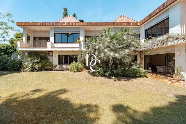 Casa familiar de 7 dormitorios con jardín en venta en el centro de Cubelles