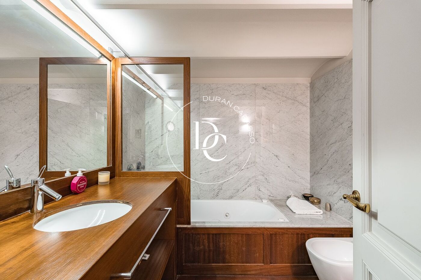 Exclusivo piso de grandes dimensiones con piscina en el corazón de Barcelona
