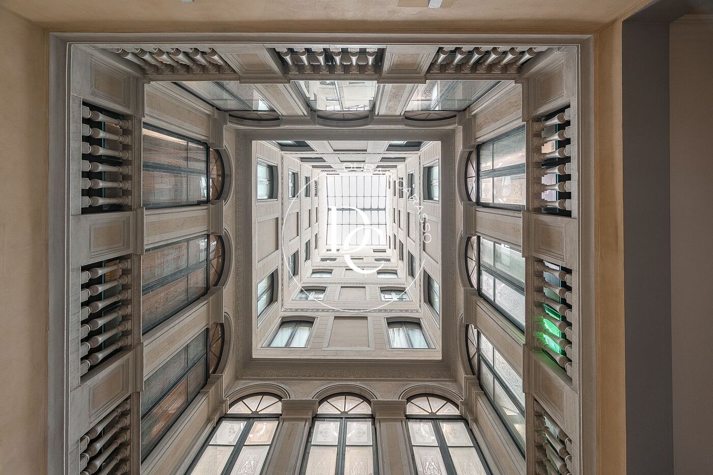 Exclusivo piso de grandes dimensiones con piscina en el corazón de Barcelona