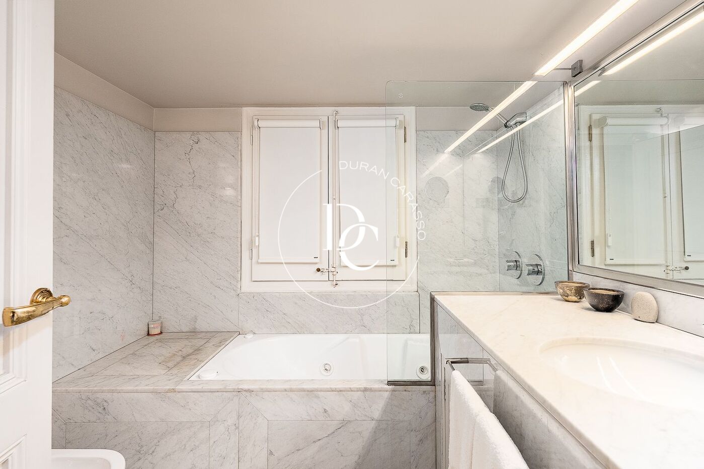 Exclusivo piso de grandes dimensiones con piscina en el corazón de Barcelona
