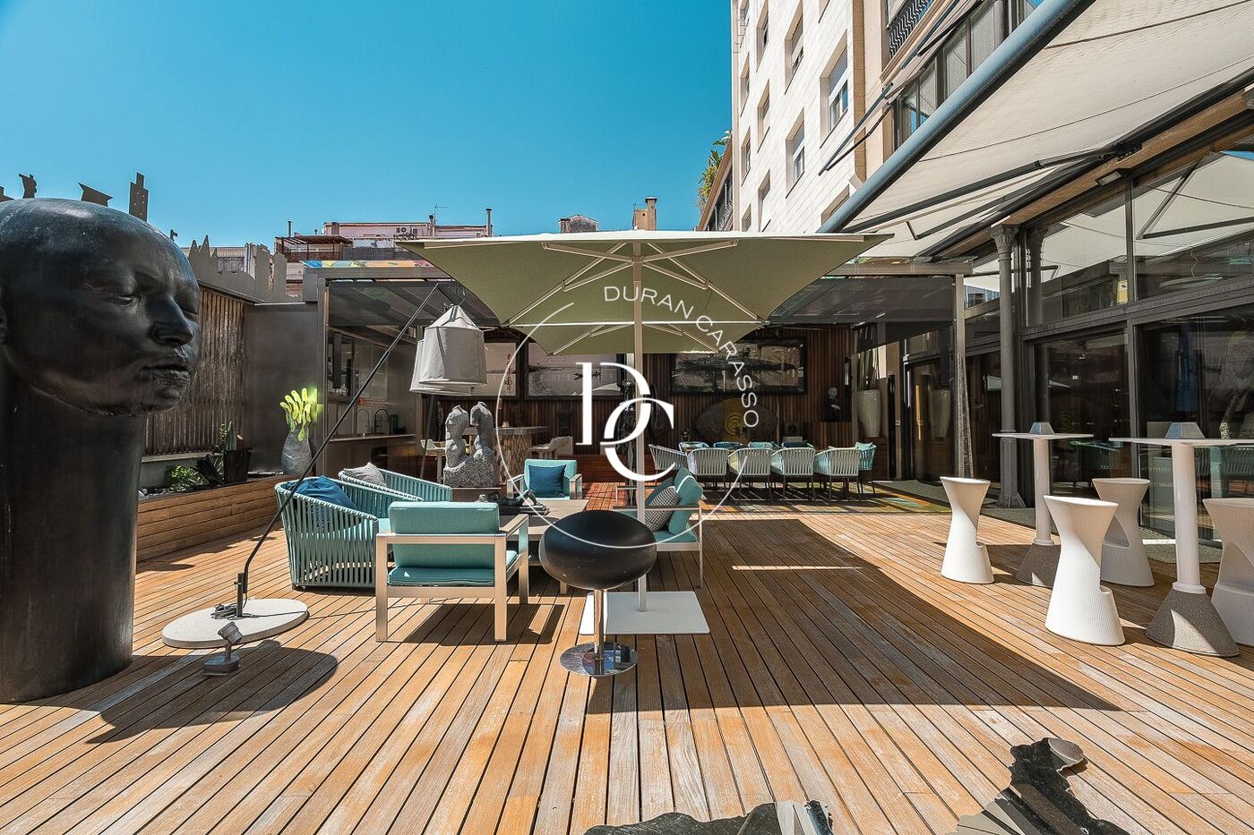 Exclusivo piso de grandes dimensiones con piscina en el corazón de Barcelona