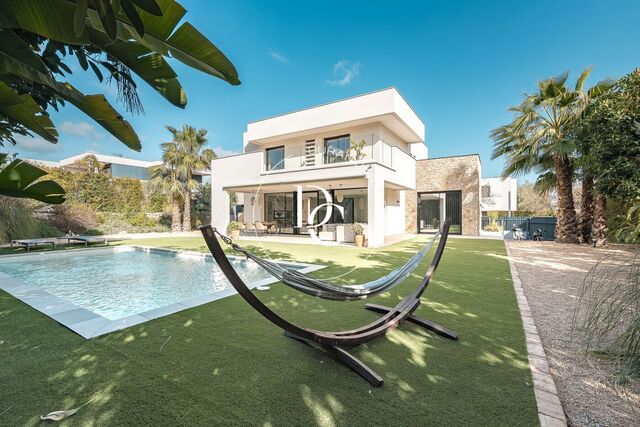 Chalet independiente de diseño contemporáneo en La Plana