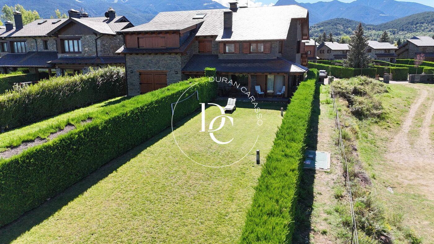 Preciosa casa amb jardí privat en venda a Prats i Sansor