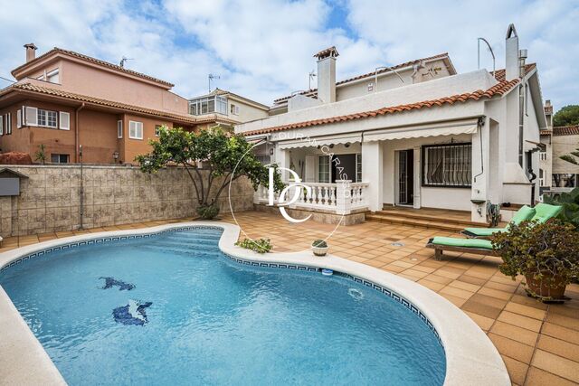 Casa unifamiliar amb jardí i piscina privada a Mas d’en Serra