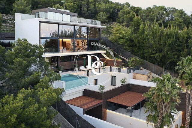 House for sale with panoramic views in Can Girona