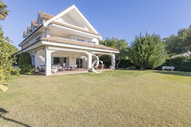 Casa en venta con piscina en Terramar en Sitges