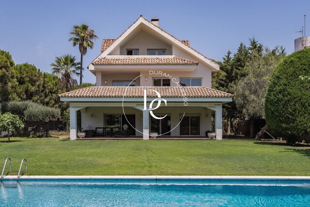 Casa en venta con piscina en Terramar, Sitges